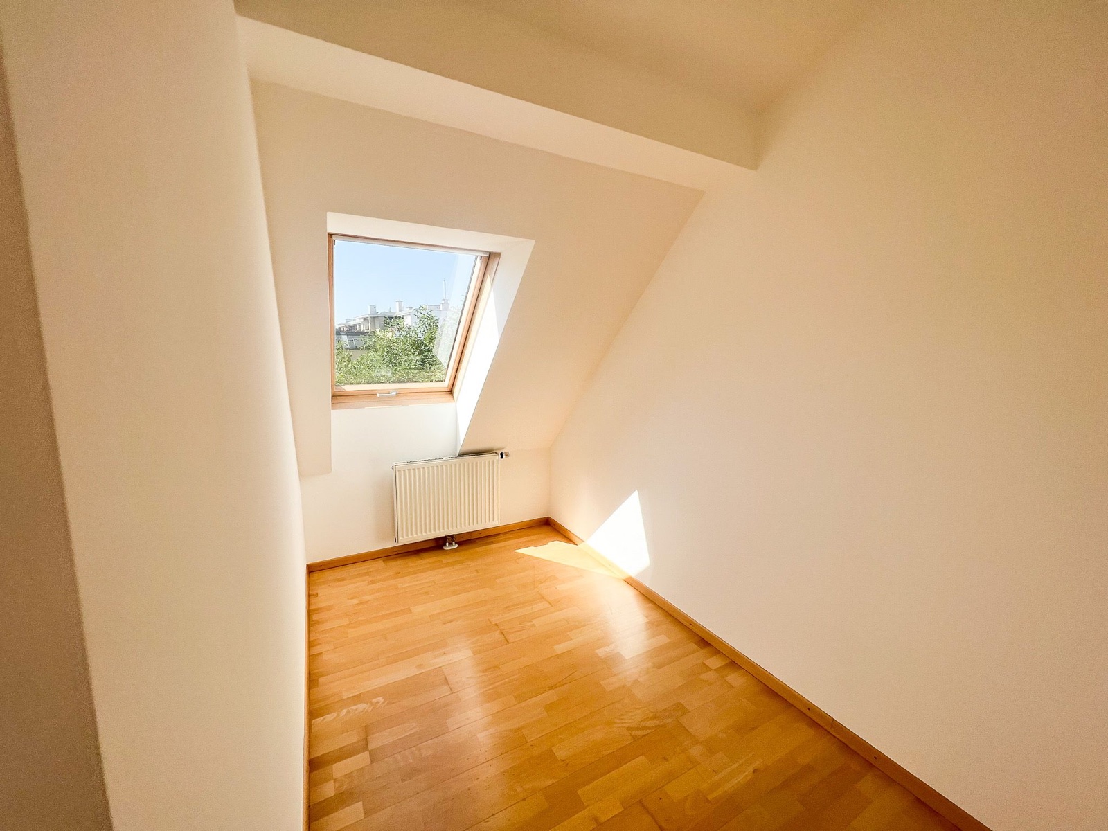 Empty attic apartment with skylight and parquet floor, Vienna — Best Alex Shots real estate photography