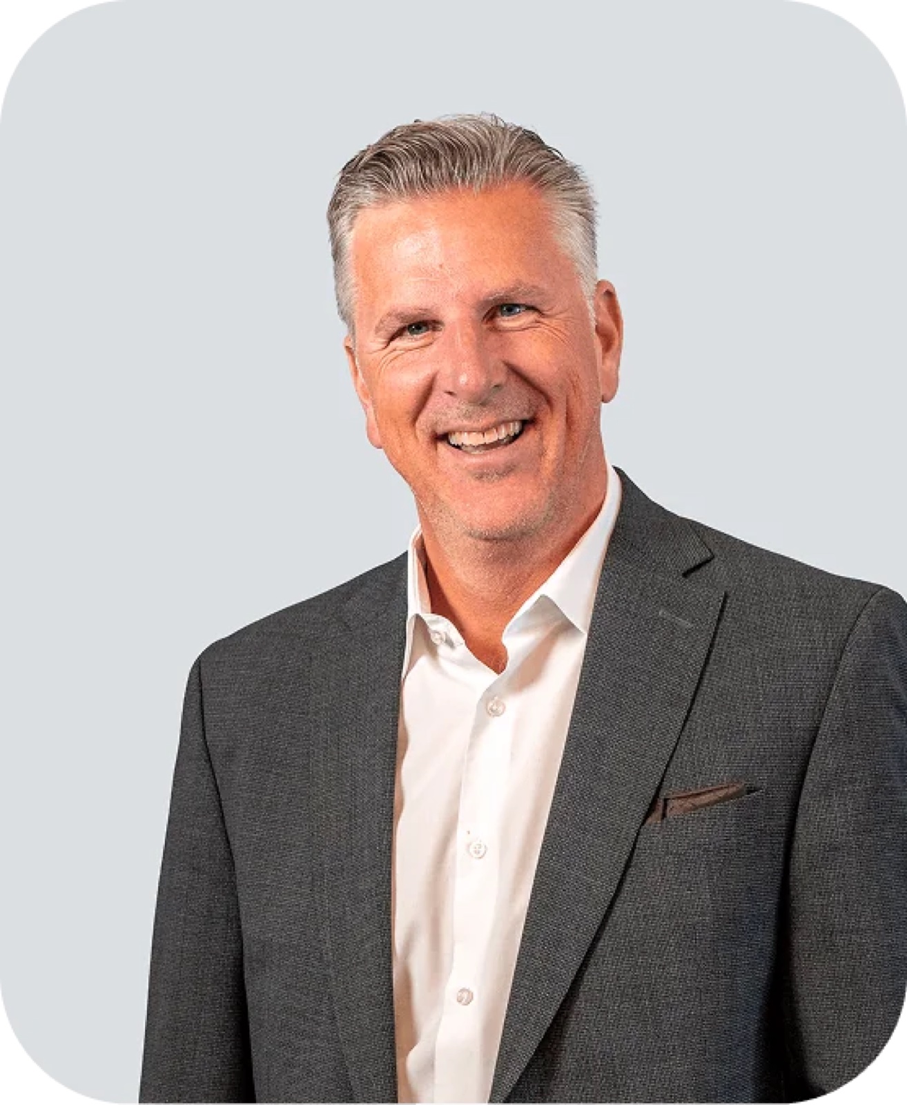 LinkedIn-ready executive headshot on a light grey backdrop — corporate portrait by Best Alex Shots, Vienna