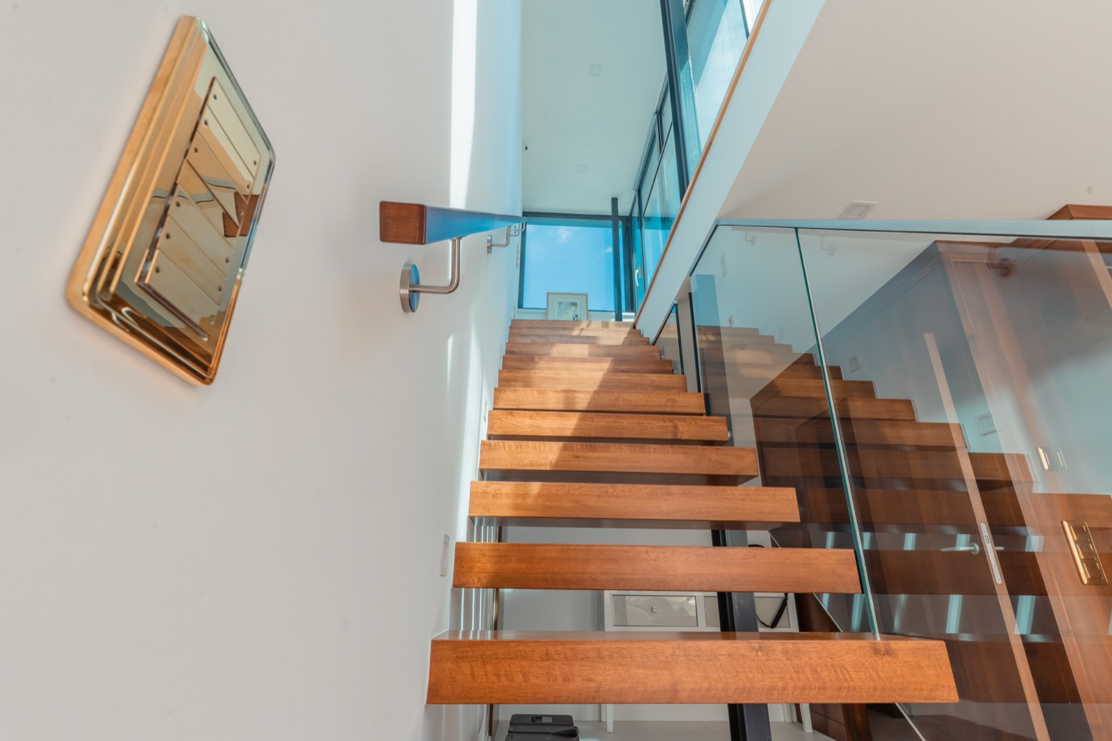 Floating wooden staircase with glass railing in modern penthouse interior, Vienna — Best Alex Shots interior photography
