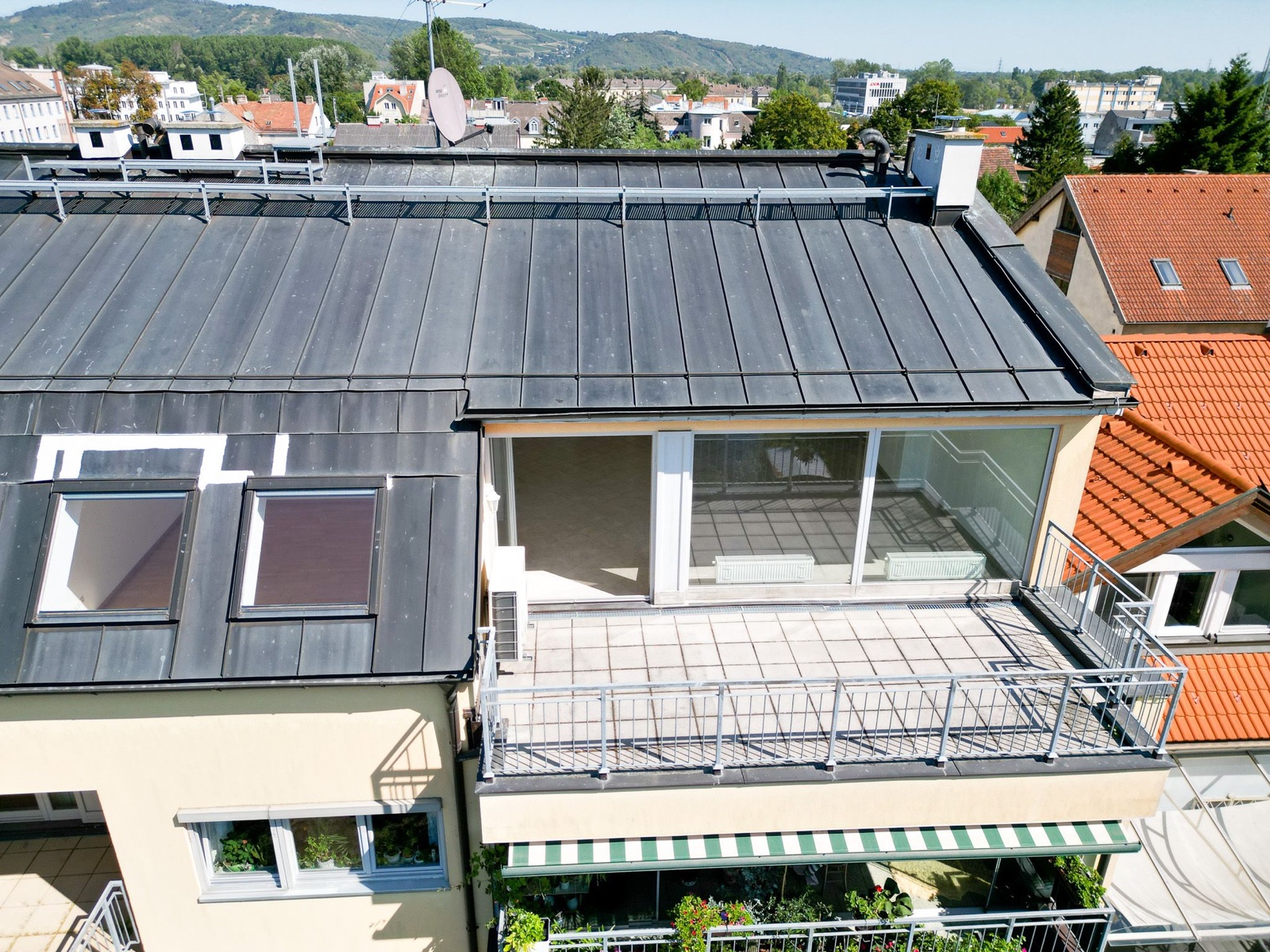 Modern rooftop facade with dark seam metal panels and balcony, Vienna — Best Alex Shots architectural photography